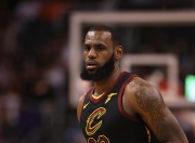 关于詹姆斯迎来二十赛季高光表现，塞尔维亚队球迷沸腾！的信息