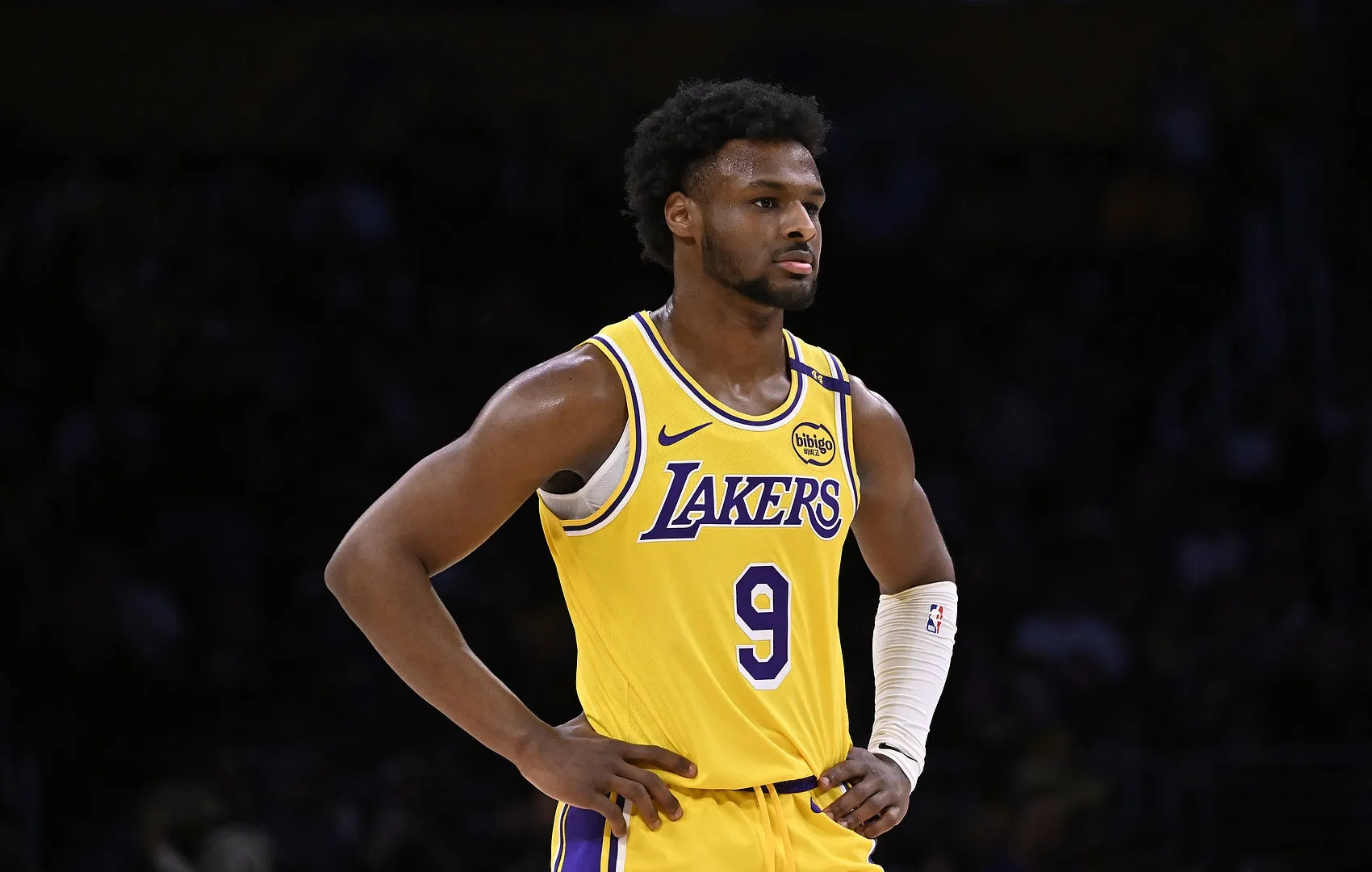 表现优异首场状态出色,湖人观众沸腾!,德布劳内重返赛场气势如虹延续  表现优异首场状态出色,湖人观众沸腾!,德布劳内重返赛场气势如虹延续